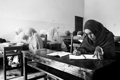 Ragazze somale a scuola di decorazione per le mani con l’henné (foto di Fulvio Zubiani)