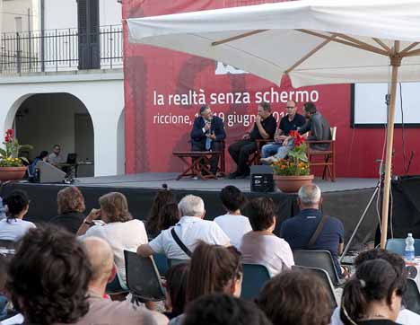 Il sindaco Pironi sul palco di Villa Mussolini nel 2010 (foto di Riccardo Gallini)