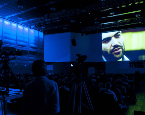 Il videointervento di Saviano alla serata di premiazione (foto di Riccardo Gallini)