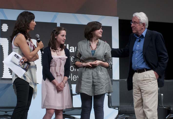 Le vincitrici del concorso tra Lucia Goracci e Bernardo Valli (foto di Riccardo Gallini)